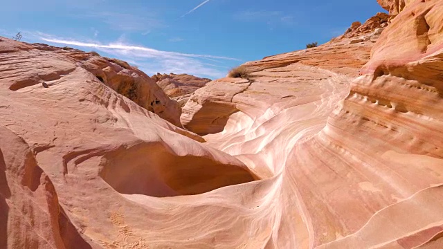拍摄干峡谷与红峡谷平滑和波浪形岩石的相机运动4K视频素材