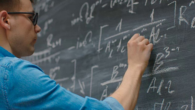 杰出的年轻数学家在黑板上写下复杂的数学方程/公式。视频素材