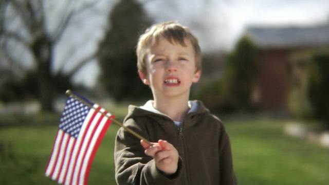 小男孩挥舞着美国国旗视频素材