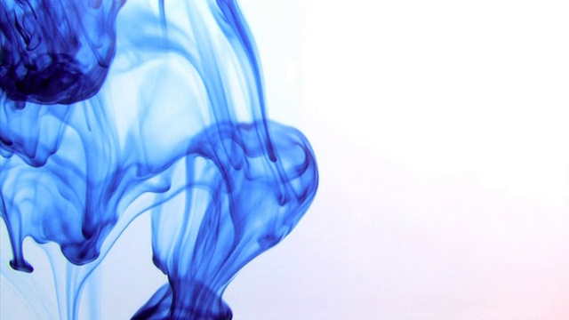 液体中的蓝色烟雾3视频素材