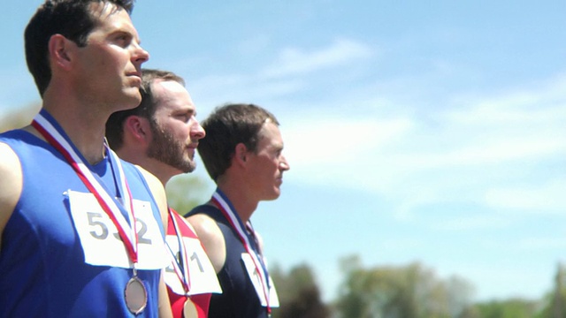 三名获得奖牌的田径运动员视频下载