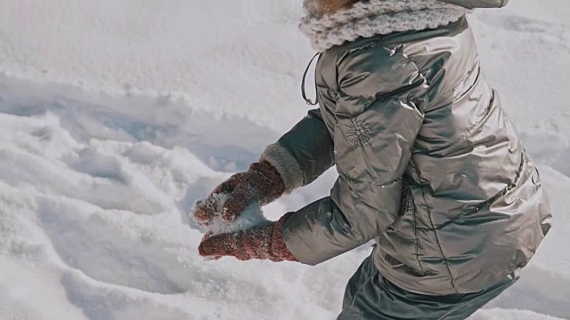 母亲和女儿玩雪的慢镜头。一家人在冬天玩得很开心视频下载