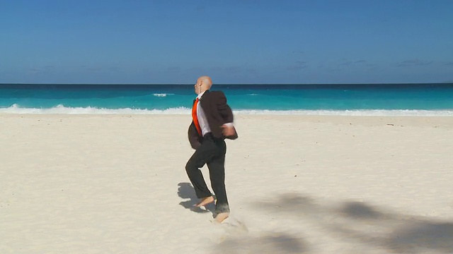 商人在海滩上脱衣服第一部分视频下载
