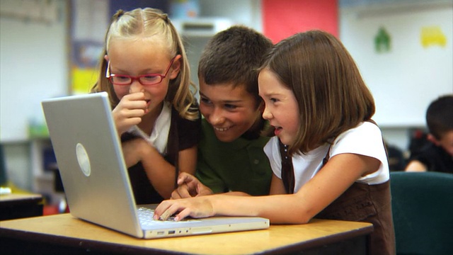 小学生看笔记本电脑视频素材