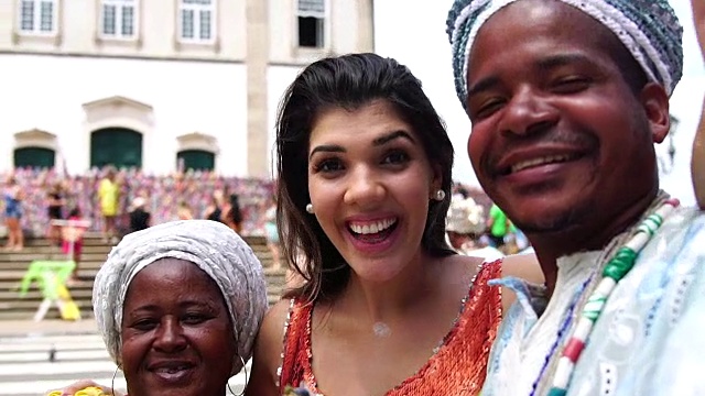 一名女游客与巴西当地宗教人士自拍视频素材