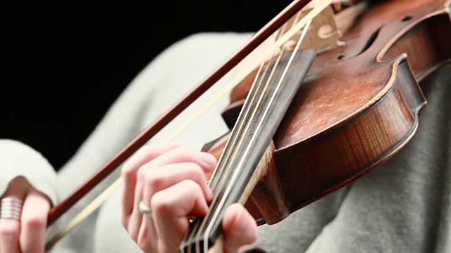 小提琴手在演奏-她的手的特写视频素材