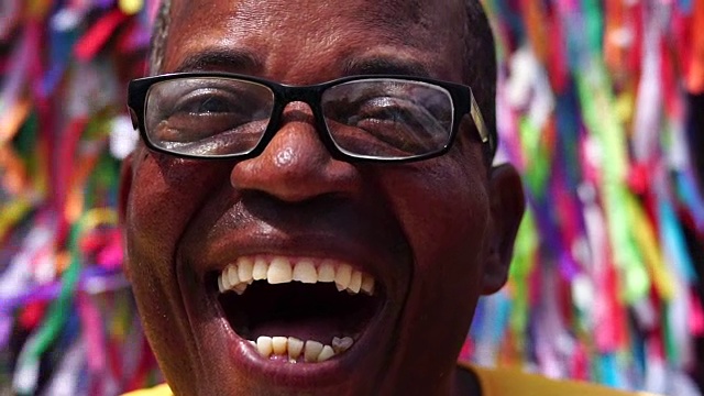 一个微笑的拉丁裔男子的肖像视频素材