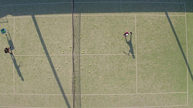 空中拍摄的少年练习网球视频素材