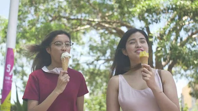 在悉尼萨里山度假时享用冰淇淋视频素材