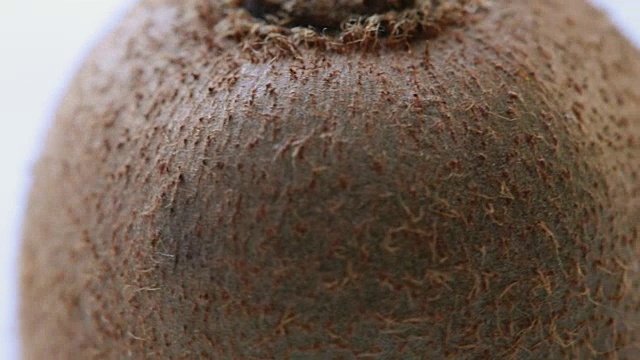 旋转猕猴桃棕色果皮视频素材