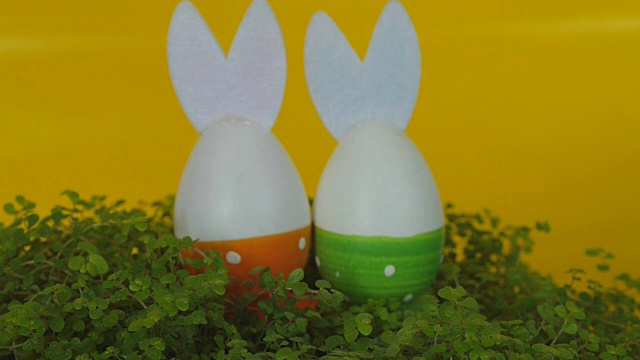 带兔子耳朵的复活节蛋。视频素材