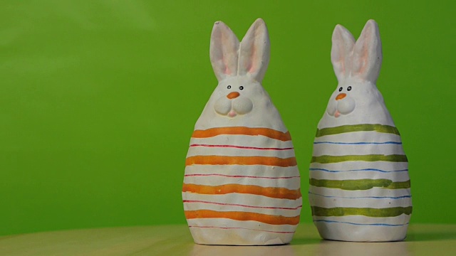 带兔子耳朵的复活节蛋。视频素材