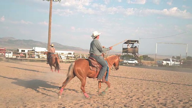 牛仔竞技表演中骑马的牛仔视频素材