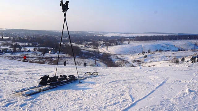 雪山景观背景上的滑雪板和滑雪杆视频下载