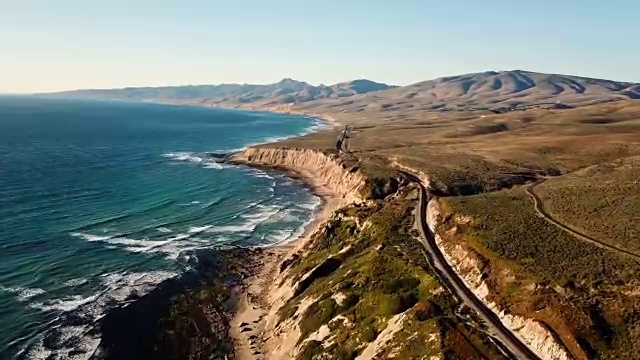 从上面看，有山脉和铁轨的加州海岸线视频素材