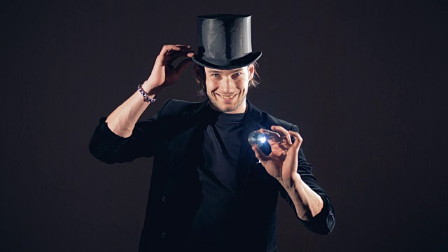 一个魔术师正在表演吞下一块水晶的魔术视频下载