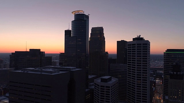 明尼阿波利斯天际线-日落时最高的摩天大楼- 4K视频素材