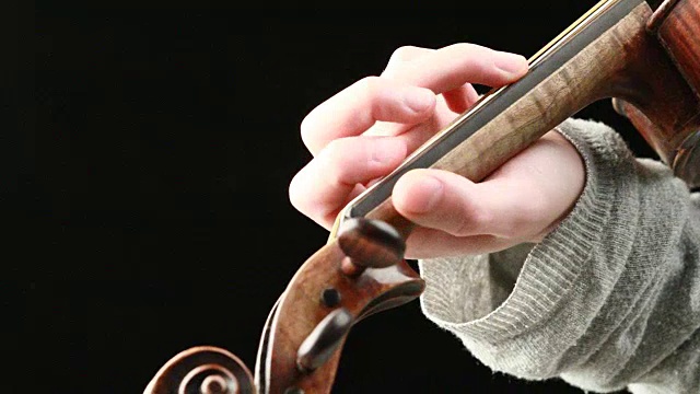 小提琴手在演奏-她的手的特写视频素材
