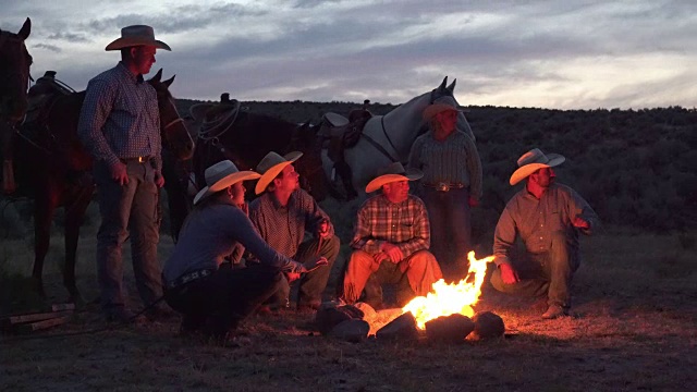 牛仔们围着营火。视频素材