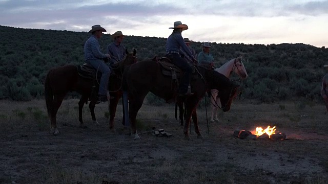 牛仔们围着营火。视频下载