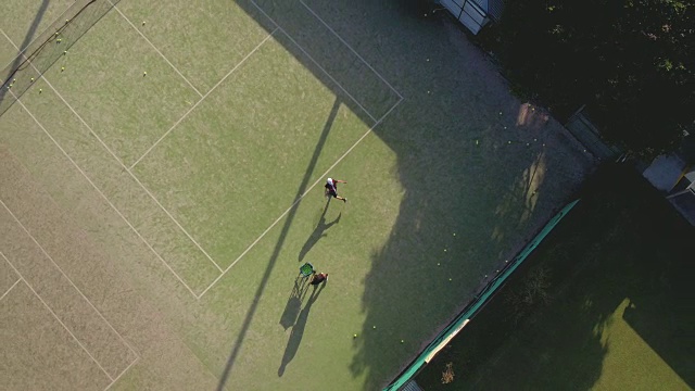 空中拍摄的少年练习网球视频素材