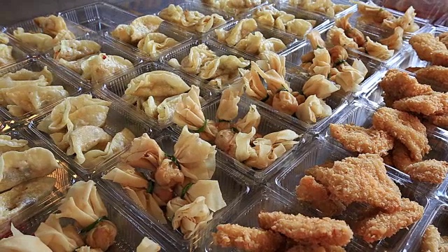 街头小吃:肉馅蔬菜饺子，炸虾面糊。泰国视频素材