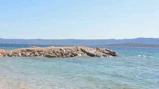 一个成年人在亚得里亚海做风筝冲浪视频下载