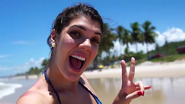 在海滩自拍的女人视频素材