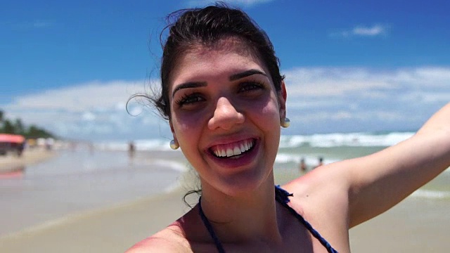 在海滩自拍的女人视频下载