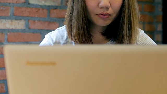 一个在咖啡馆用笔记本电脑工作的女人，摄影视频素材