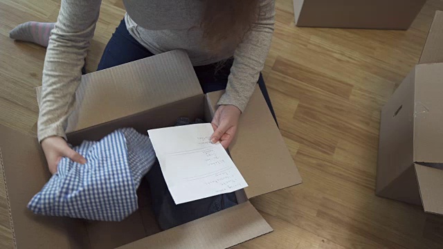 一个女人搬到一个新公寓后打开箱子视频下载
