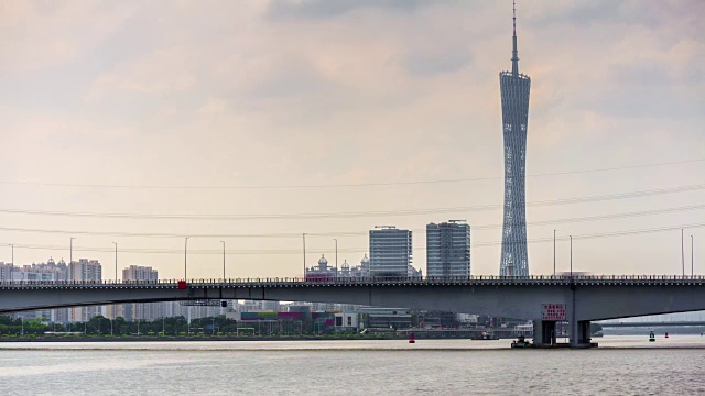 阳光明媚的一天广州市广州塔河湾大桥全景4k时间流逝中国视频素材