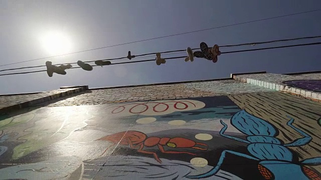 电话线路上的鞋子，在号角巷的街头艺术(涂鸦)，美国旧金山视频下载