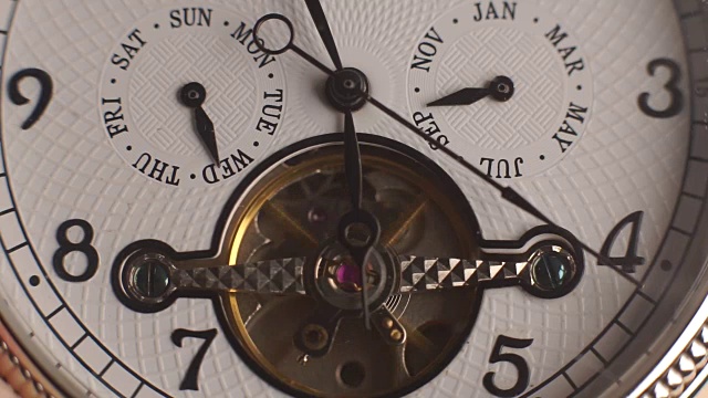 古董手表的机械装置。摄像机四处移动。特写镜头。钟摆，日期，日，时，分视频素材
