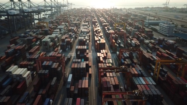 日落时分的货运集装箱和码头航拍图视频素材