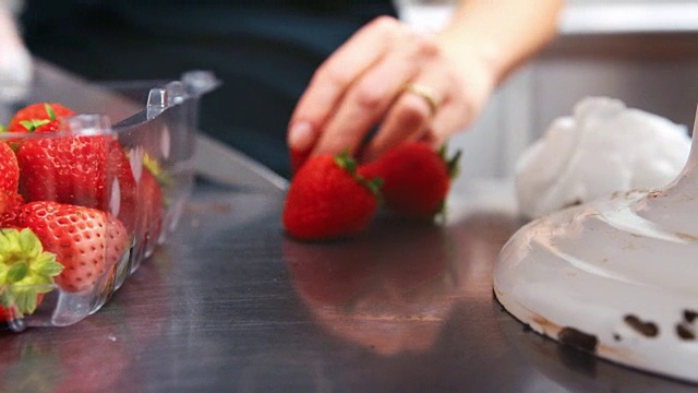切新鲜草莓作蛋糕装饰视频素材