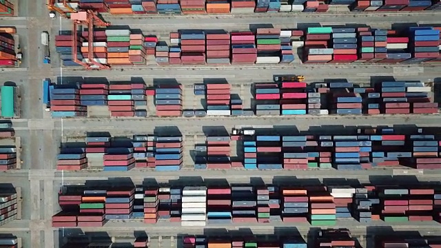工业港口集装箱货轮鸟瞰图视频素材