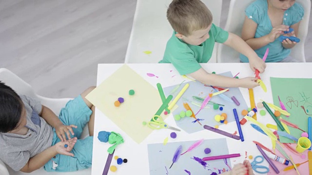 幼儿园工艺美术班的高角度拍摄视频下载