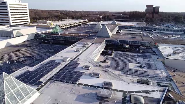 太阳能板和玻璃金字塔在一个购物中心的屋顶在马里兰州哥伦比亚视频素材