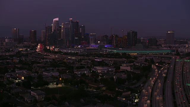 洛杉矶，黄昏时分通往市中心的高速公路。视频素材