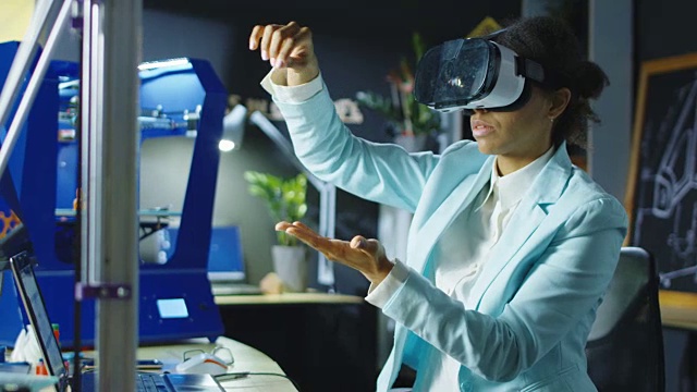 戴着VR眼镜在实验室工作的科学家视频素材