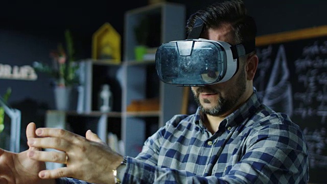 戴着VR眼镜的实验室工作人员视频素材