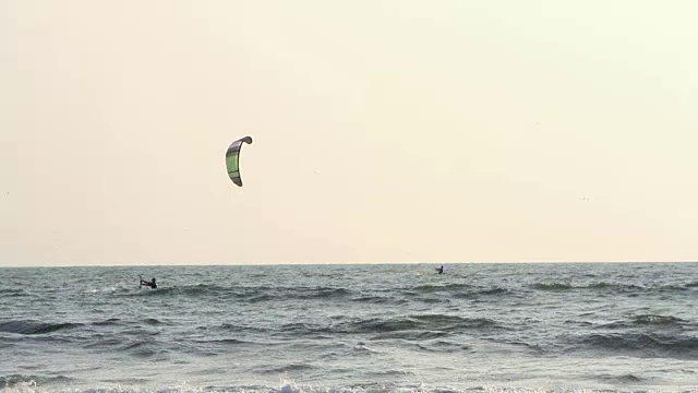 风筝滑板爱好者喜欢在海上冲浪视频素材