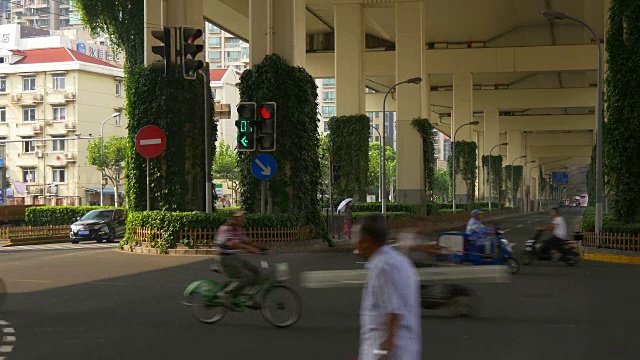 白天上海市交通街道路口全景4k中国视频素材
