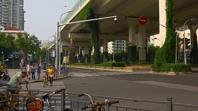 晴天上海市区交通路口十字路口全景4k中国视频素材