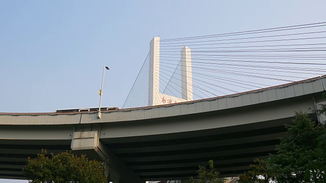 白天时间上海市内著名的十字路口大桥全景4k中国视频素材