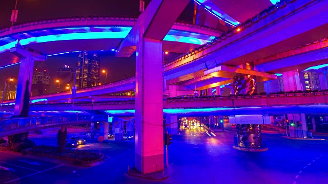 夜晚粉蓝色照明上海著名的交通路口全景4k时间推移中国视频素材