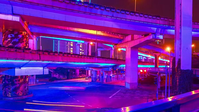 夜晚粉蓝色照明上海著名的交通路口全景4k时间推移中国视频素材