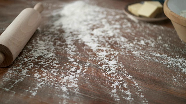 将面粉筛到切菜板上。准备蛋糕糊。超级慢动作视频下载