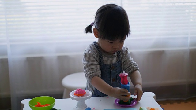 小女孩在家玩食物玩具视频素材
